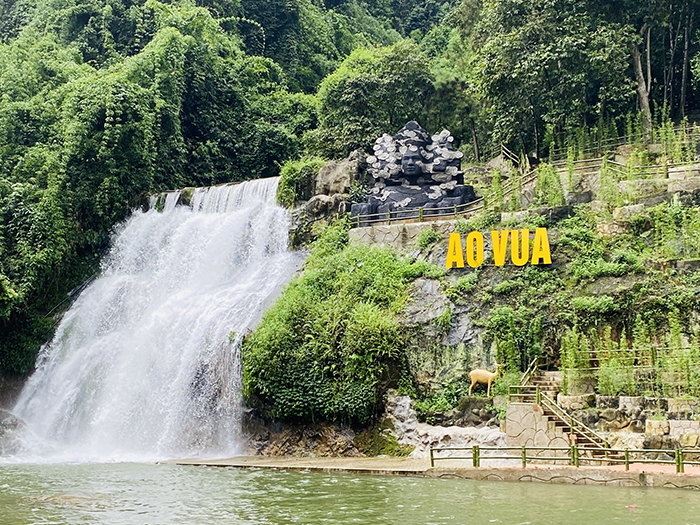 Khu Du lịch Ao Vua nằm trọn trong không gian núi rừng  tự nhiên ngập sắc xanh